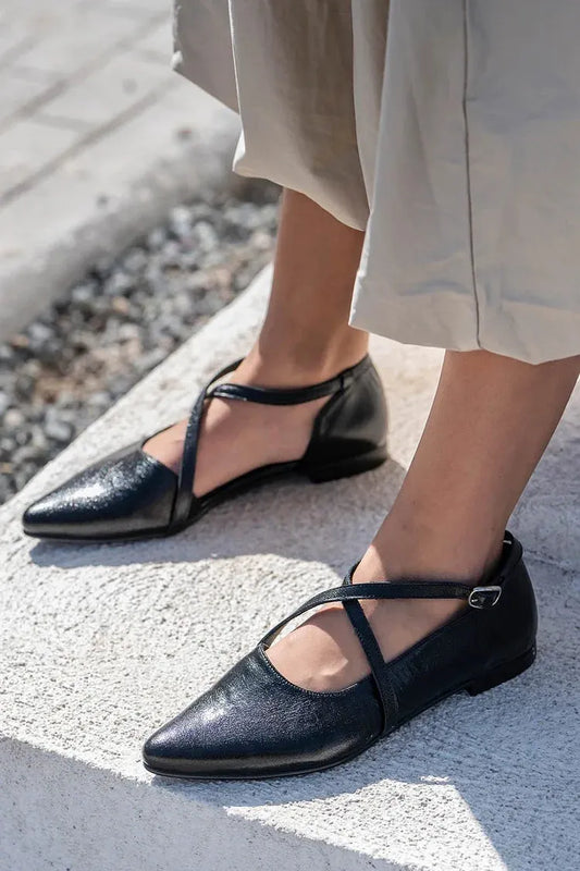 Crossover Strap Buckle Plain Pointed Toe Black Flats