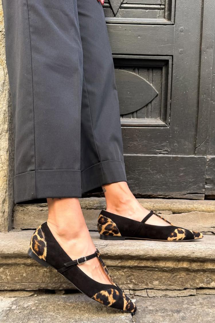 Leopard Print T-Shaped Instep Strap Pointy Toe Black Flats