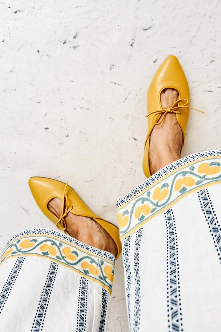 Solid Color Tie Up Patchwork Pointed Toe Yellow Flats