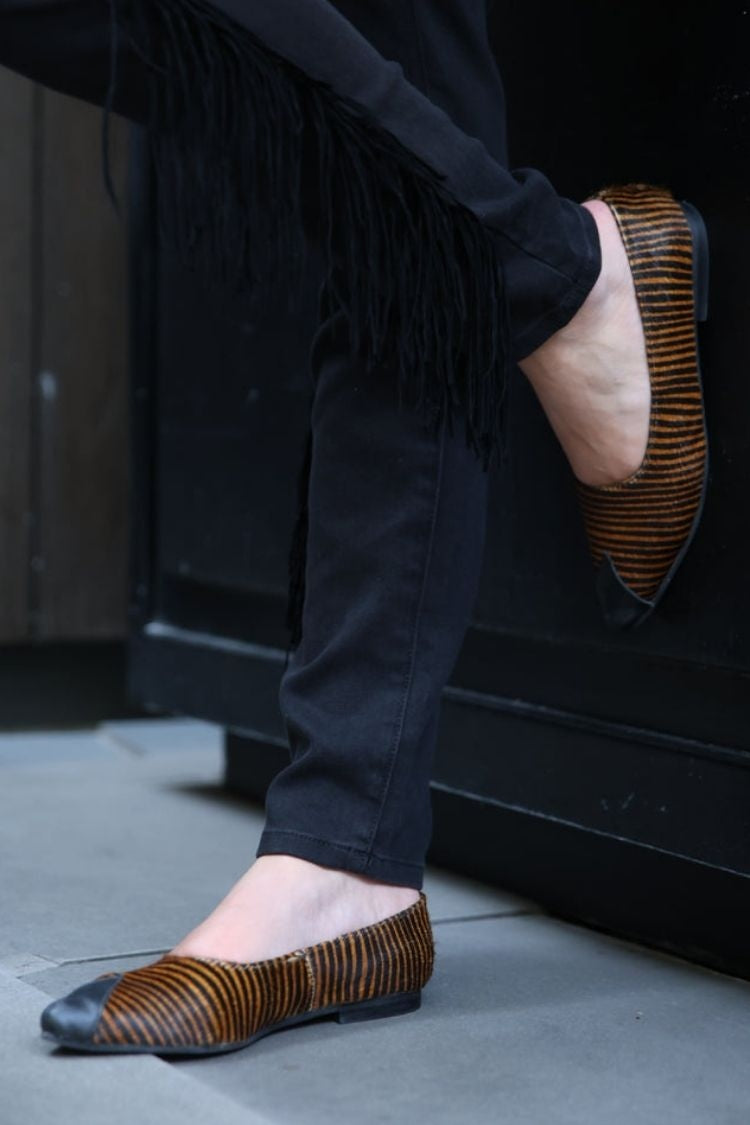 Suede Stripe Pattern Contrast Tip Pointy Flats