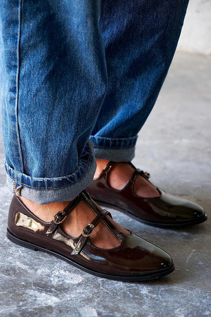 Crossover Straps Buckles Round Toe Dark Brown Flats