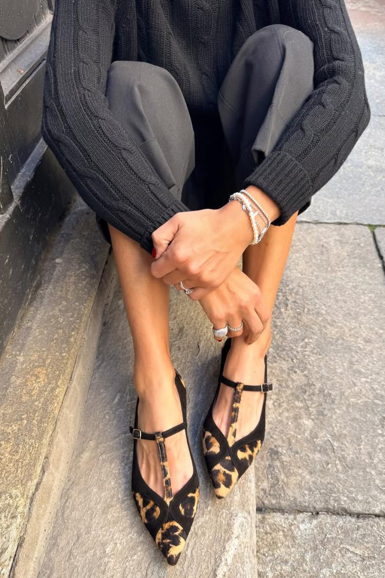 Leopard Print T-Shaped Instep Strap Pointy Toe Black Flats