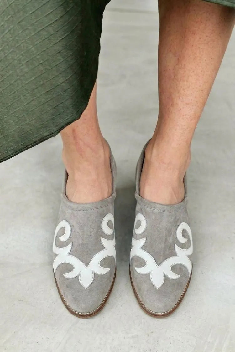 Chic Grey Suede White Appliqué Round Toe Flats